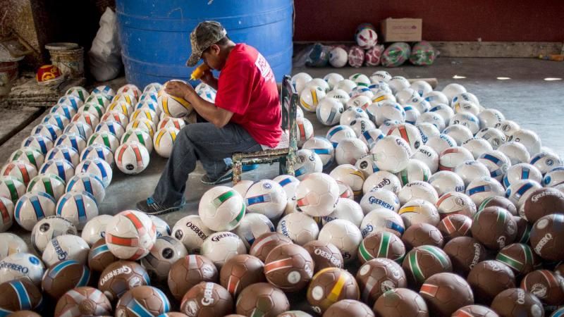 Chichihualco, el pueblo que fabricaba el balón del Tri 