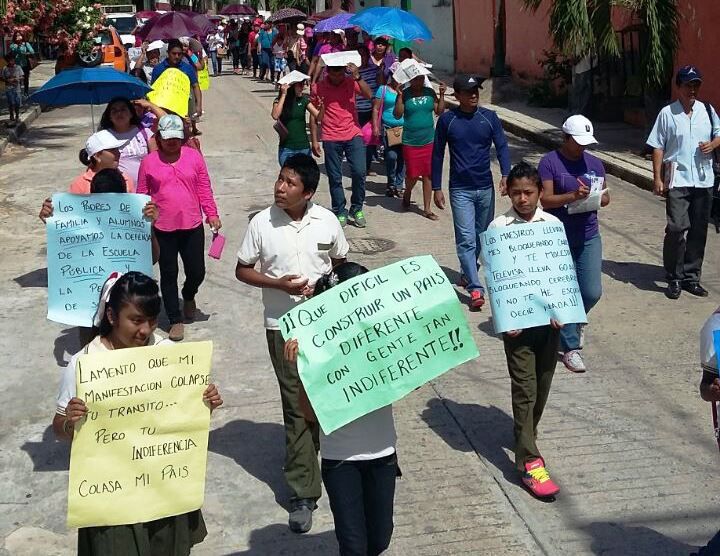 Marchan maestros, padres y alumnos en Tecoanapa, y ’toman’ la carretera