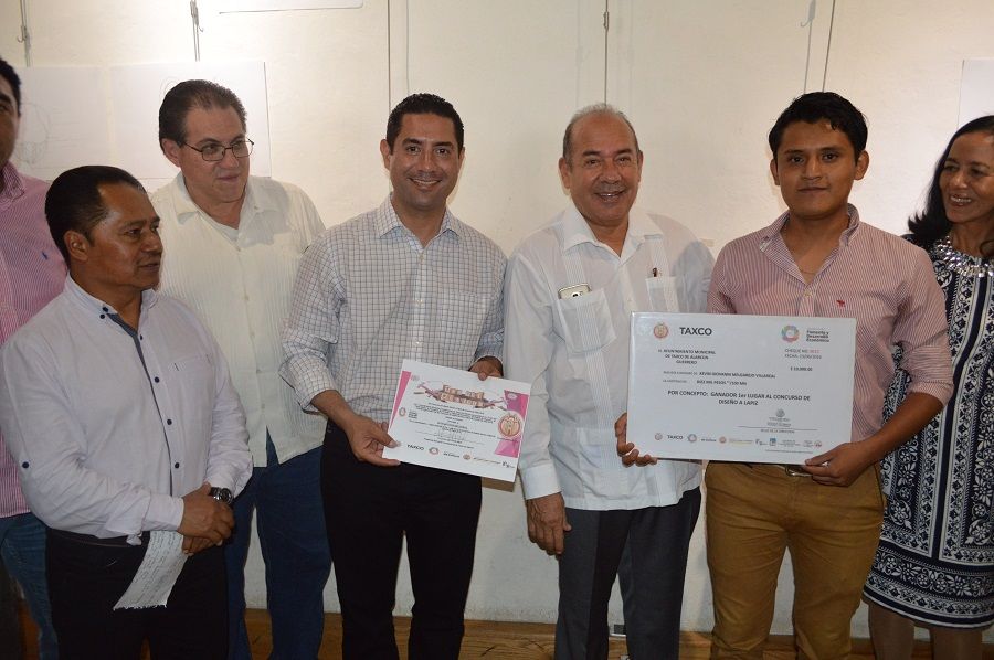 Premian a  ganadores del concurso de diseño a lápiz en Taxco