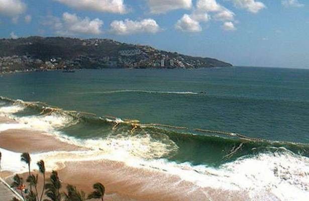 Rescatan a 11 turistas por mar de fondo en Acapulco; hay un muerto