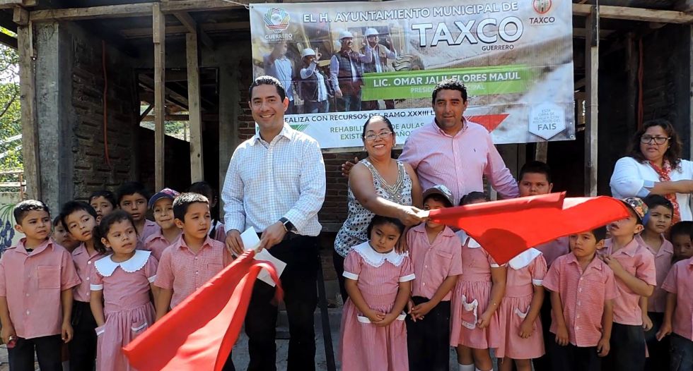 El gobierno de Taxco entrego un módulo de baños para el jardín de niños ’Itzcoatl’ en la comunidad de Dolores