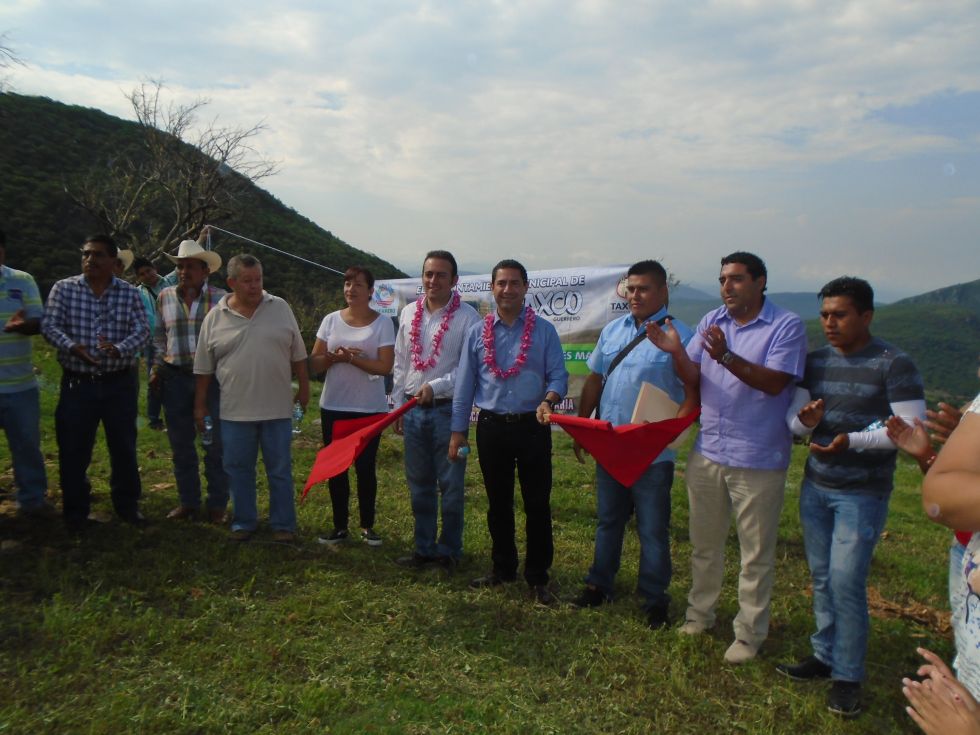 Omar Jalil da el banderazo para la construcción de un techado para la telesecundaria de san Miguel Acuitlapan

