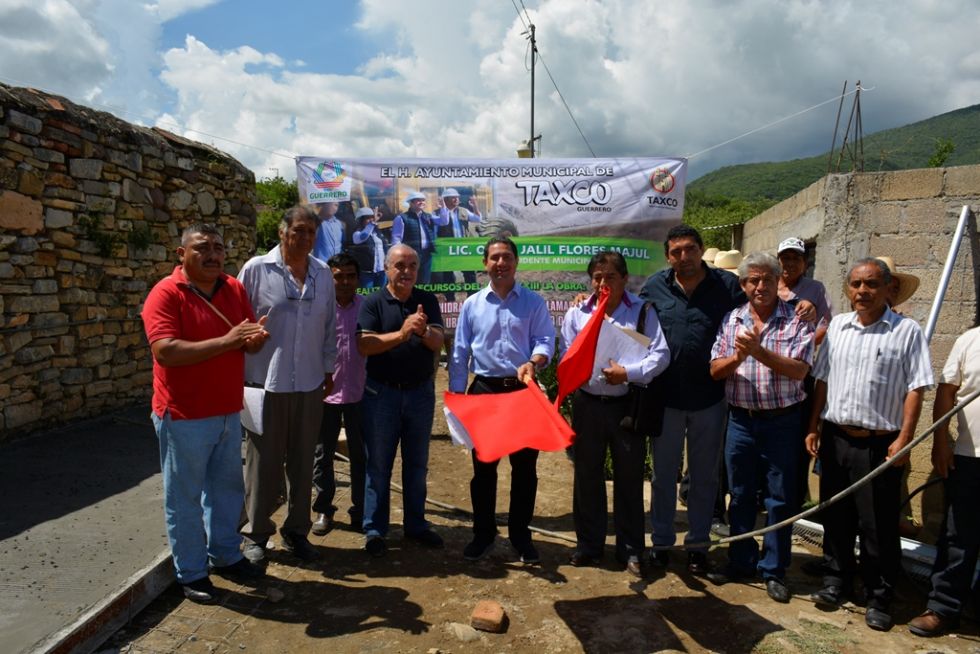 Arranca Omar Jalil los trabajos de pavimentación en la comunidad de Taxco el Viejo 