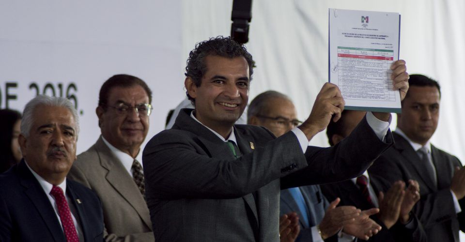 Enrique Ochoa se registra para dirigir al PRI y pide transparencia a los gobernantes de su partido