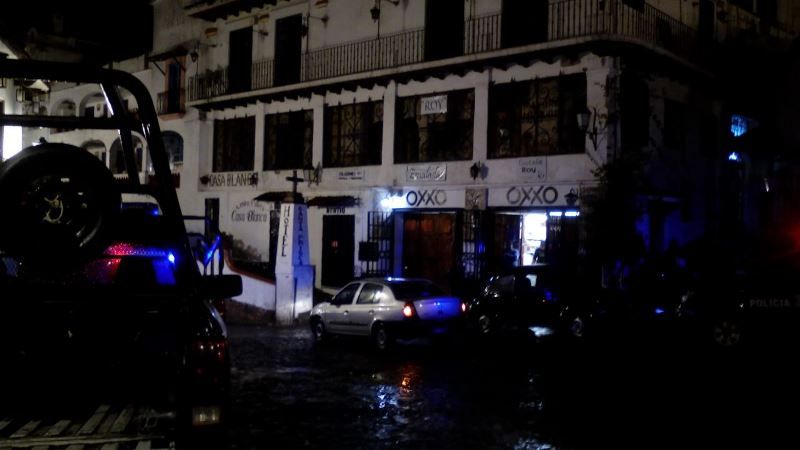 En pleno centro de Taxco asaltaron una tienda Oxxo