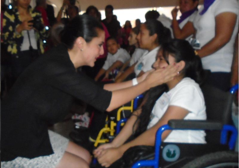 Lili Campos promueve becas para discapacitados 