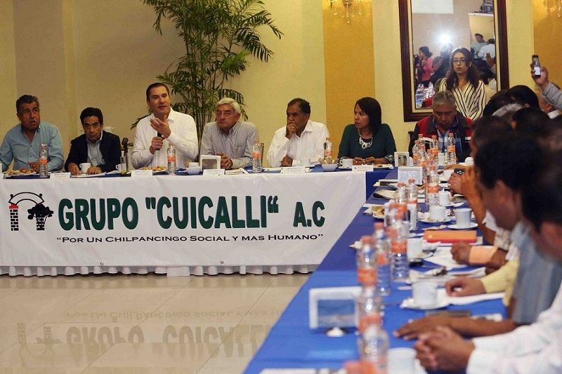 Paga con su dinero sus recorridos de promoción por la candidatura presidencial, afirma el gobernador de Puebla