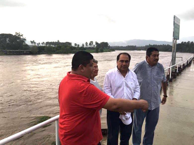 Supervisa el gobernador la creciente del río en Coyuca de Benítez 