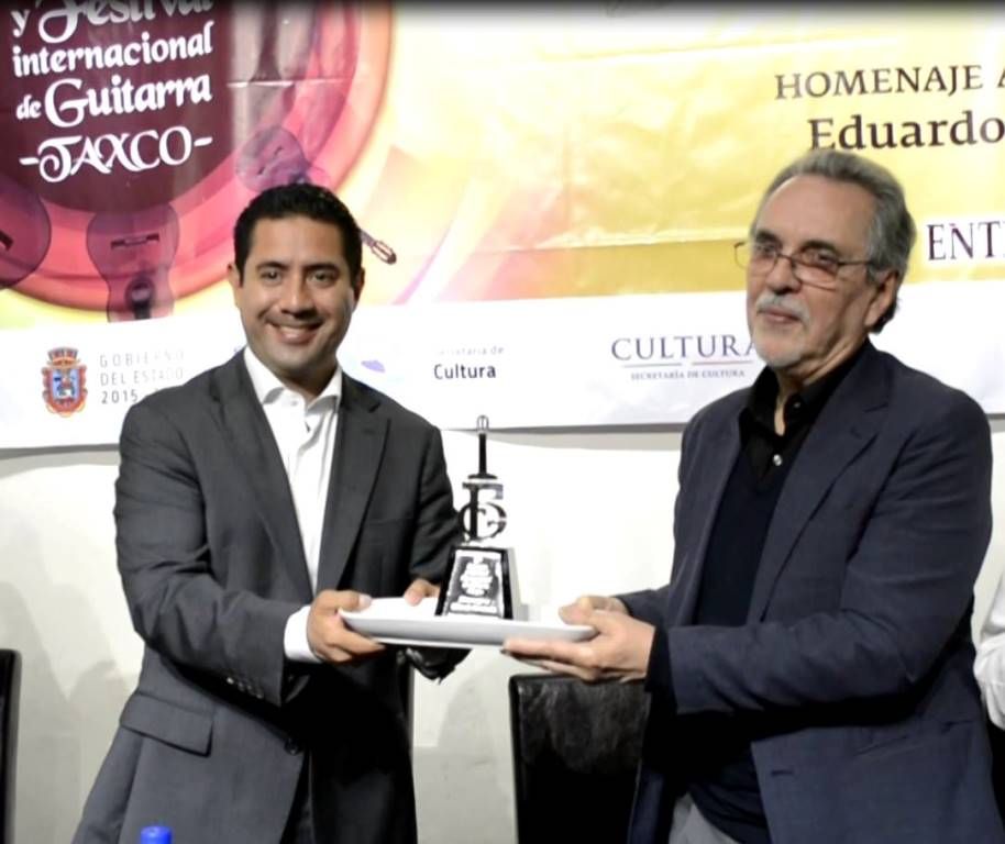 Omar Jalil entrega presea de plata en la edición 19 del Concurso Internacional de Guitarra en Taxco