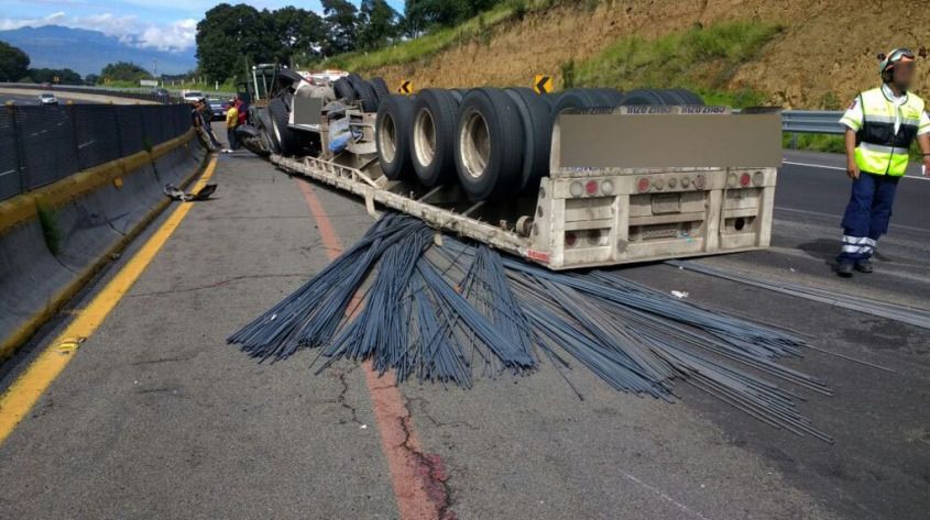 Murió aplastado por el trailer que manejaba en la autopista México-Puebla
