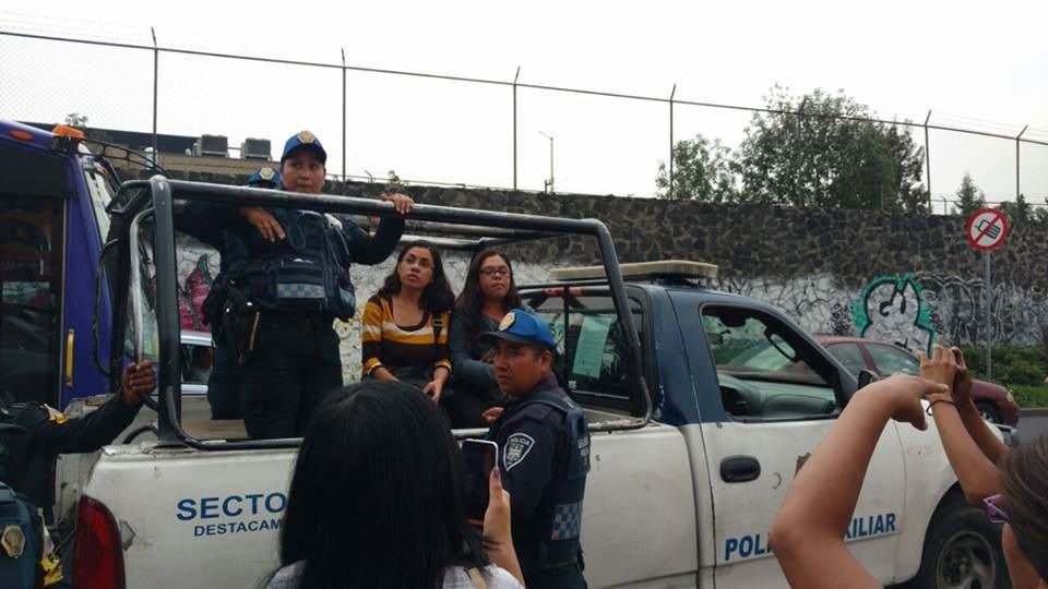  Policías auxiliares detienen a maestras del Instituto Cultural Coapa