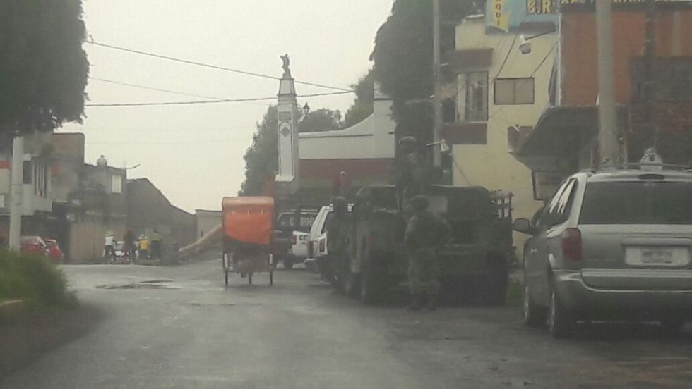 Con vehículos artillados elementos del ejército y de la Comisión Estatal de Seguridad patrullan carreteras en la región de los volcanes
