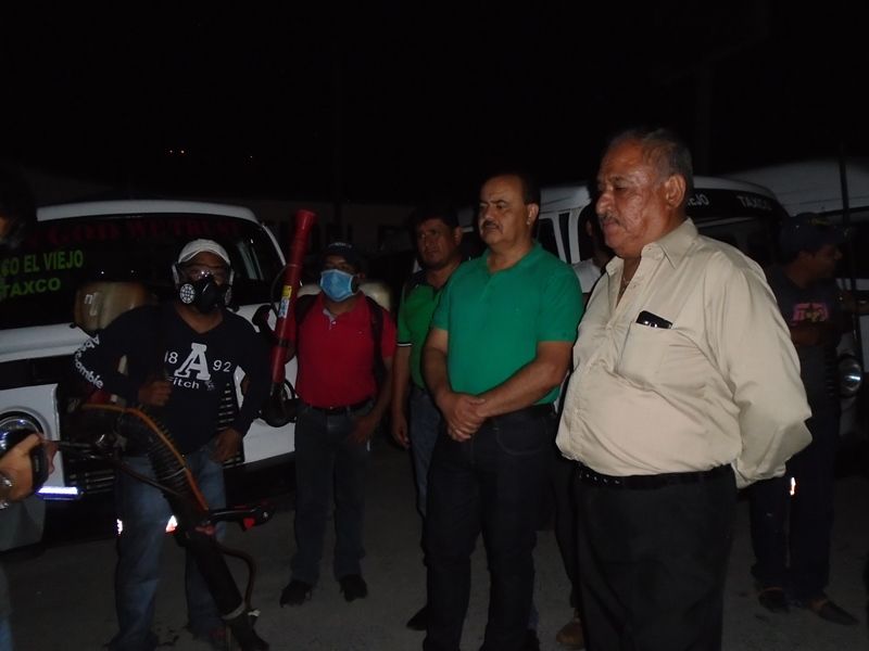 El gobierno de Taxco a través de la dirección municipal de transporte fumiga 80 unidades de ruta foránea