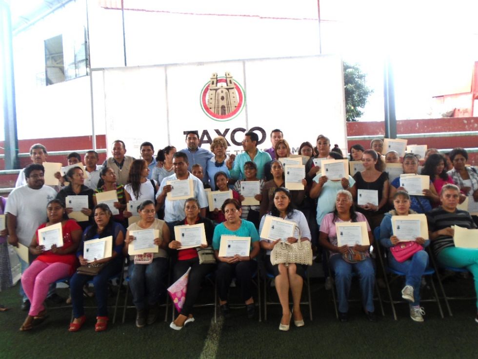 El gobierno de Taxco entrega 100 certificados de primaria y secundaria en el ’programa especial de certificación’ del IEEJAG 