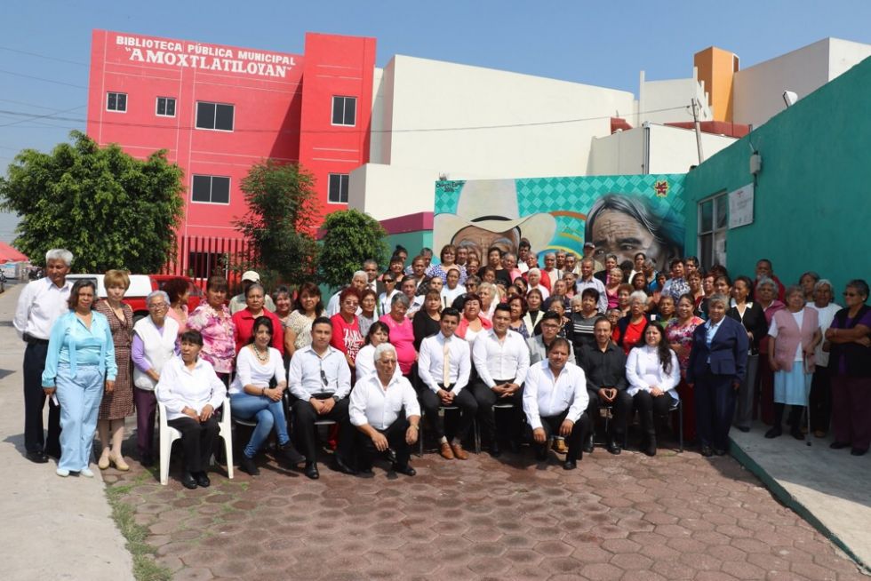 Develan mural en honor a los adultos mayores en 
Chimalhuacán