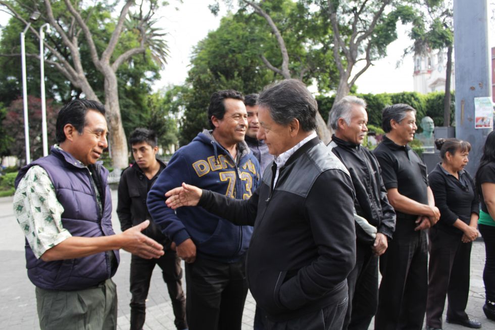 Gobierno de Texcoco entrega uniformes a ’boleros’ texcocanos 