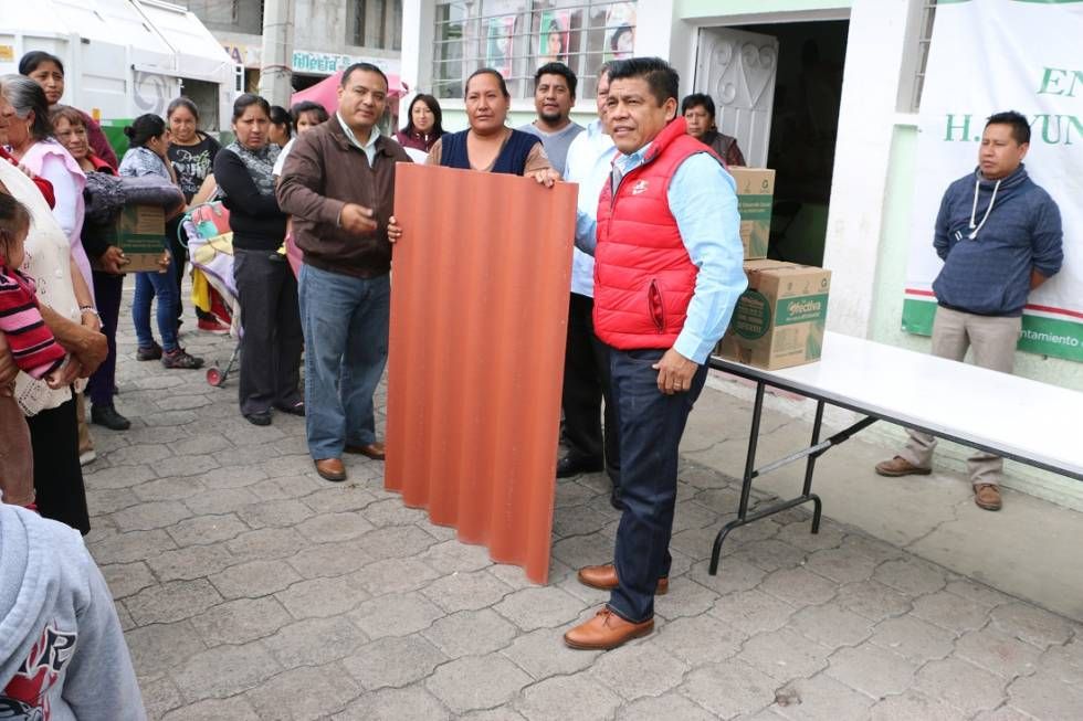 Vecinos de Zapotlán fueron beneficiados con piso firme, láminas y tinacos 