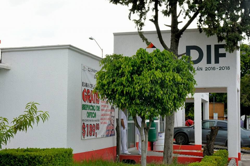 Adán Barrón arranca obra ’Mejoramiento de clínica DIF Tejados’