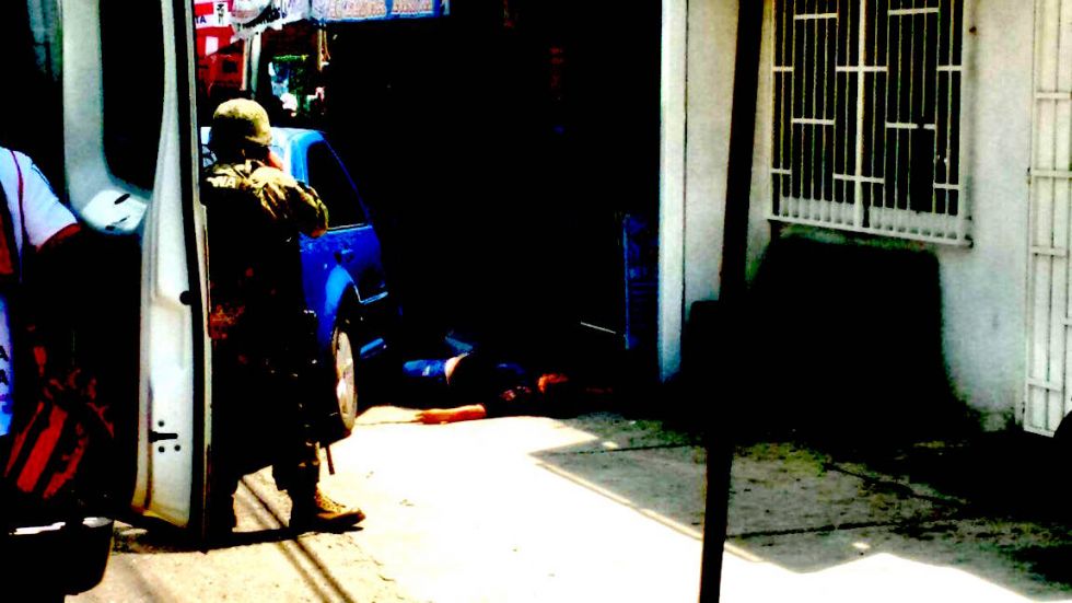 Asesinan a mujer en pleno centro de Zihuatanejo 