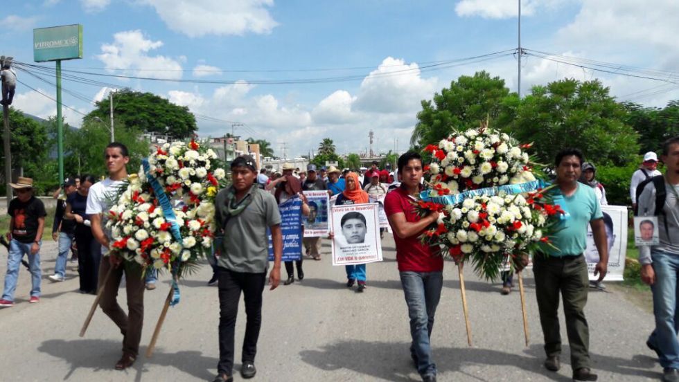 Marchan miles en Iguala por la desaparición de los 43 