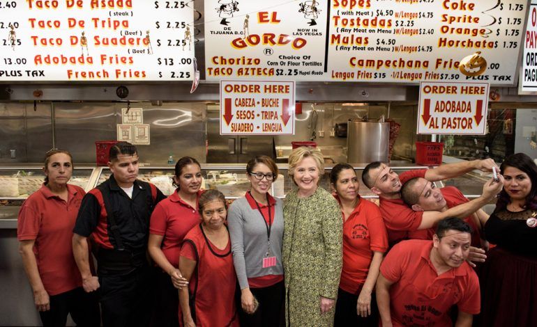 Un taco de adobada y otro de carne asada con todo, pide Hillary Clinton