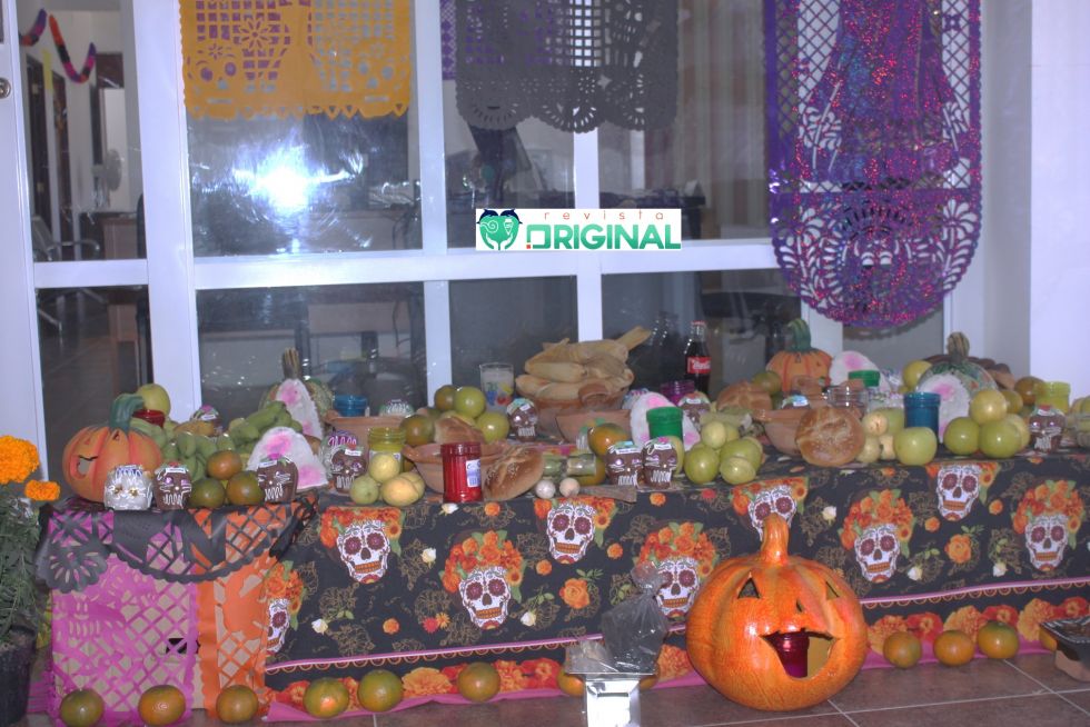 En las nuevas oficinas de Desarrollo Social montan una bonita ofrenda y adornan sus oficinas de Día de muertos tradición mexicana.