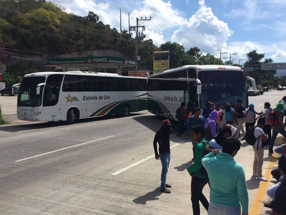 "Ayotzinapos" bloquearon nuevamente la Autopista del Sol 
