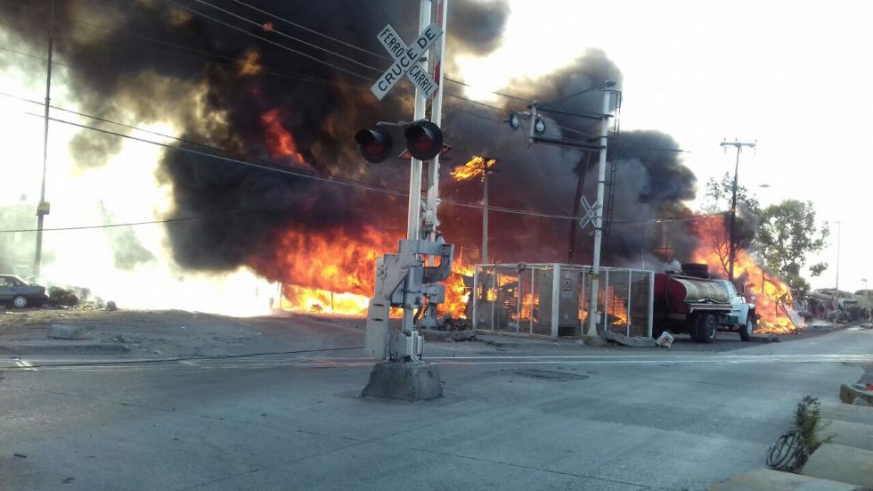 Protección Civil y Bomberos apoyan a controlar incendio en Nezahualcóyotl