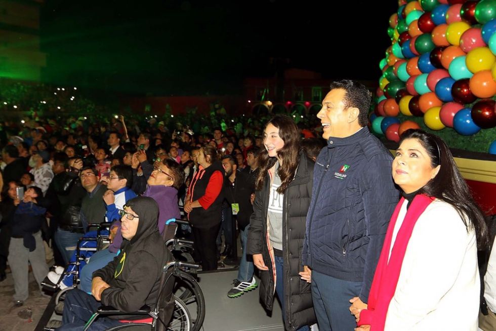 Se ilumina el árbol en la Plaza Juárez y miles de familias son testigos que " en Hidalgo la Navidad crece contigo"