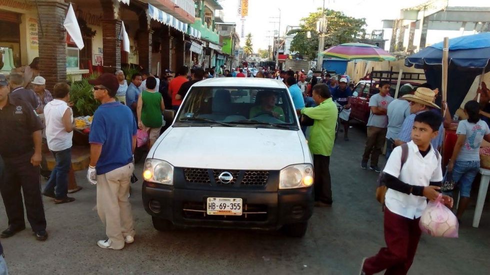 "Corre" alcalde Javier Escobar a comerciantes de Coyuca de Benítez 