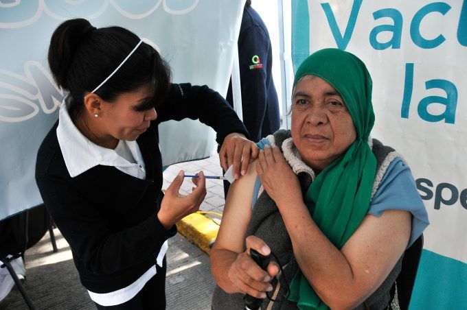 Siguen aplicando vacunas gratis contra la influenza en Edomex 