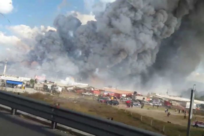 Explosión en mercado de cohetes en Tultepec