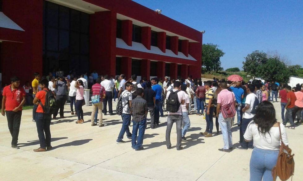 Regresan sin contratiempos miles de estudiantes a clases 
