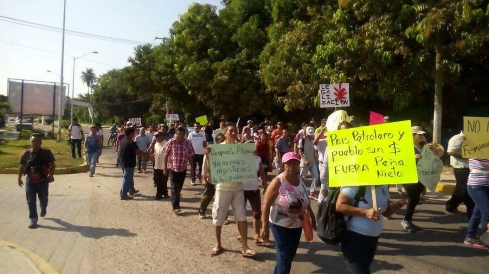 Marchan en Atoyac para rechazar alza a las gasolinas 