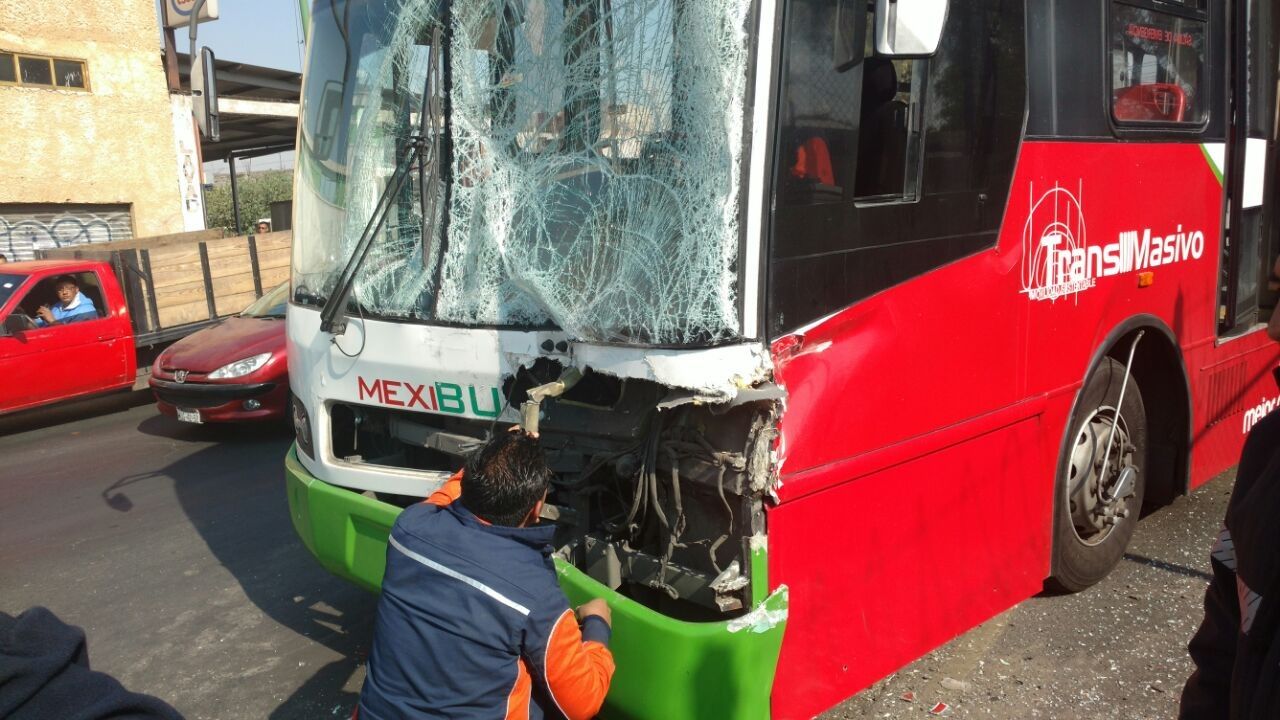 Choque entre dos unidades del Mexibus deja quince lesionados en Ecatepec