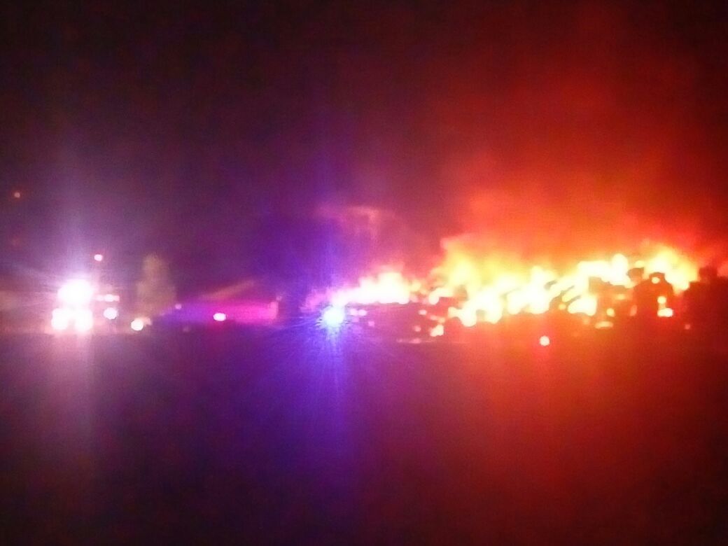Un incendio convirtió en cenizas decenas de coches de un corralón en Chalco
