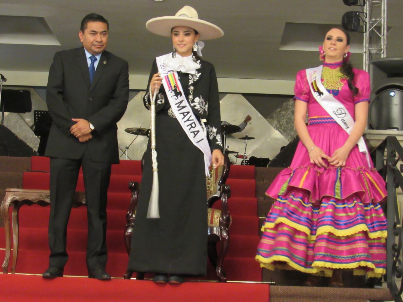 Coronan a Mayra l como reina de la Feria Internacional del Caballo Texcoco 2017 