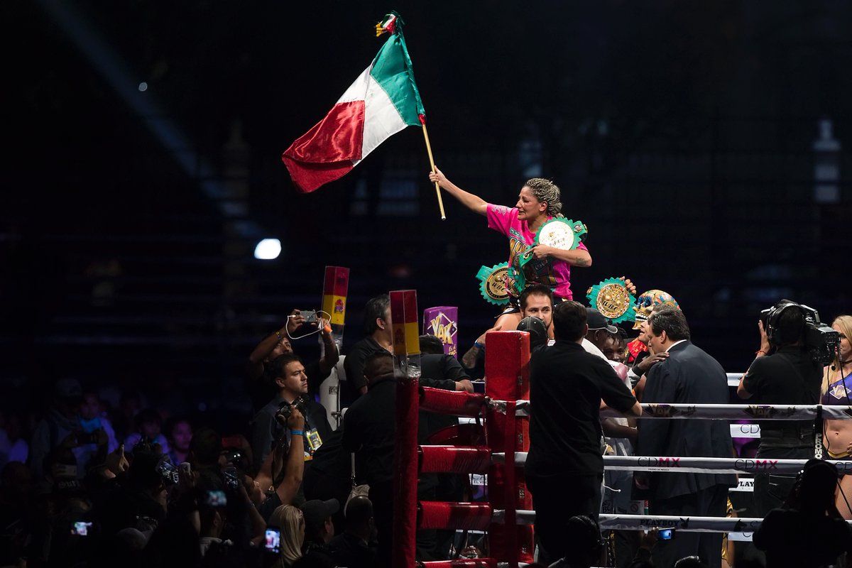 La Barby Juárez levanta los brazos en señal de triunfo 