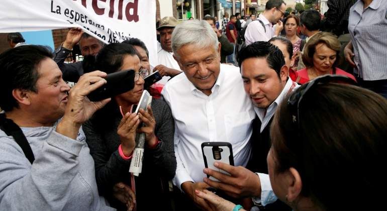Agreden con huevos al izquierdista López Obrador al terminar un mitin en Veracruz