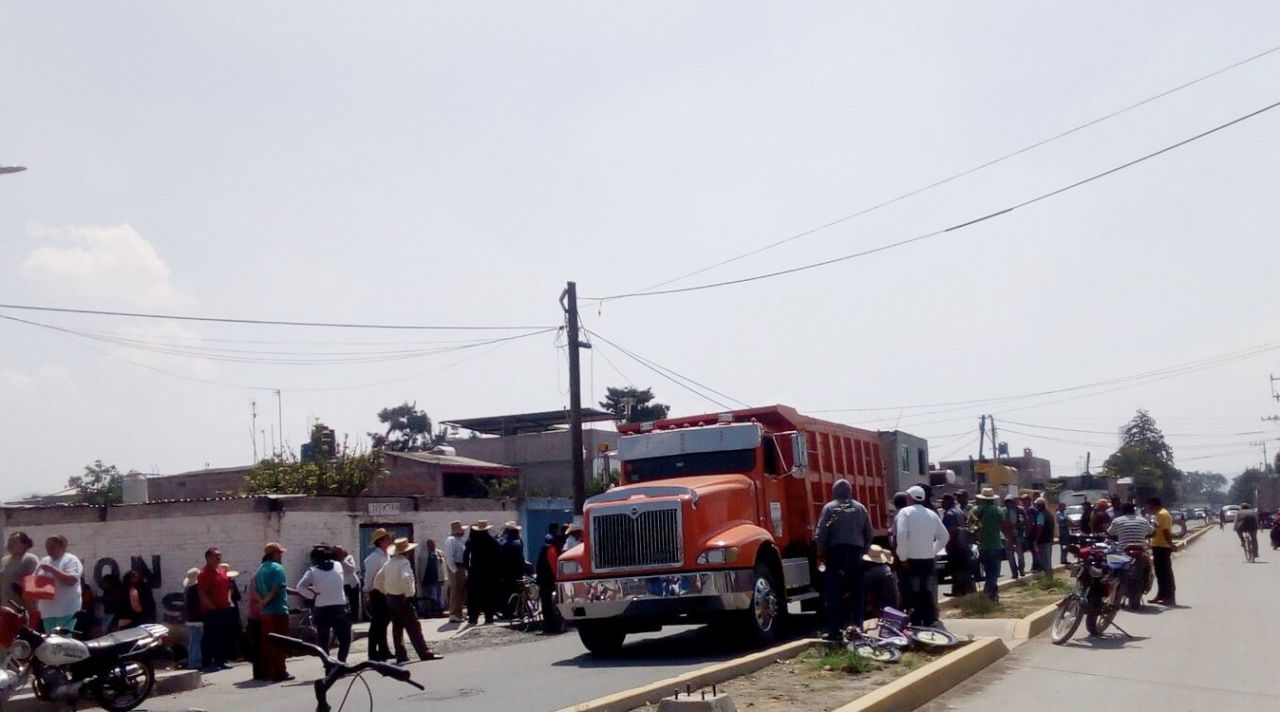 Golpeadores agreden a vecinos de Atenco por impedir paso a camiones que transportan material para aeropuerto en Texcoco 