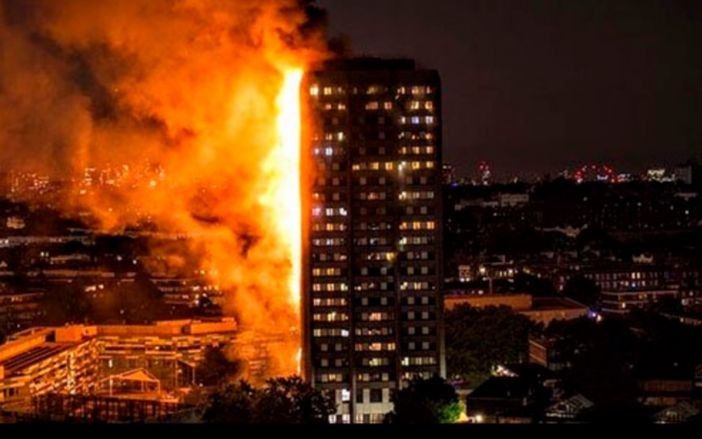 Bomberos luchan por salvar vidas tras un enorme incendio en un edificio en Londres