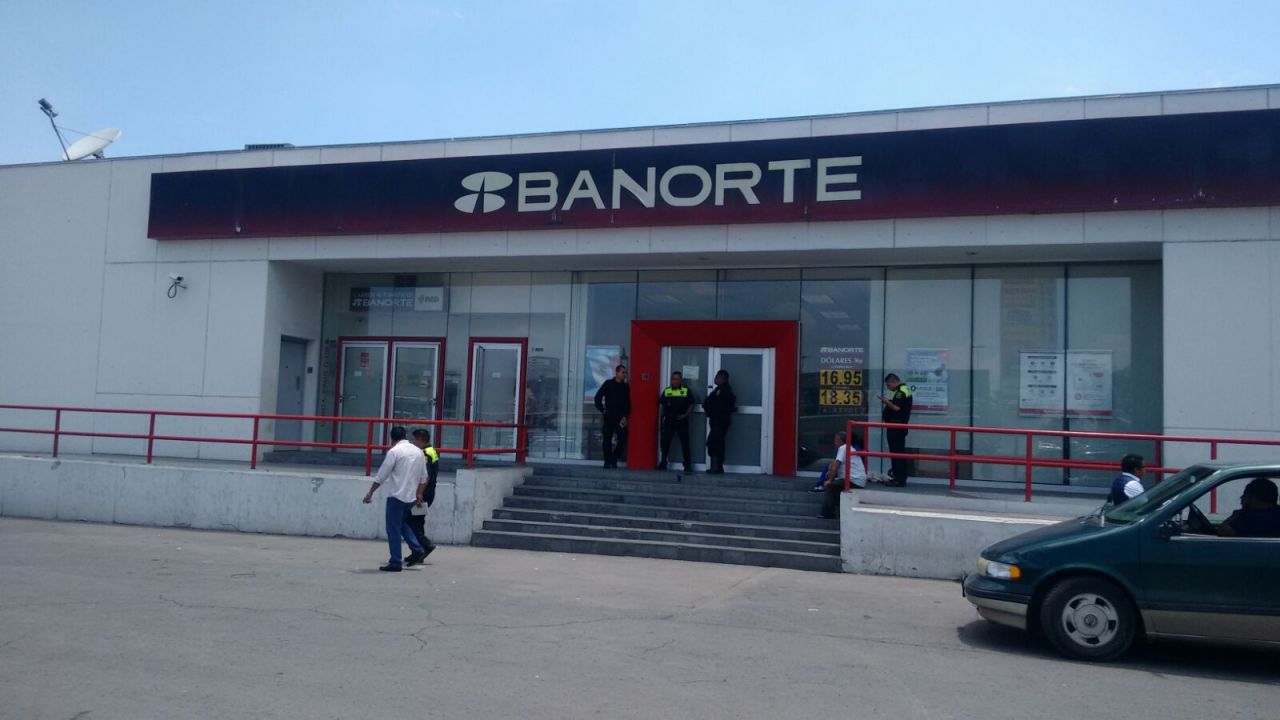 Solitario ladrón asalta banco en plaza comercial Puerta Texcoco 