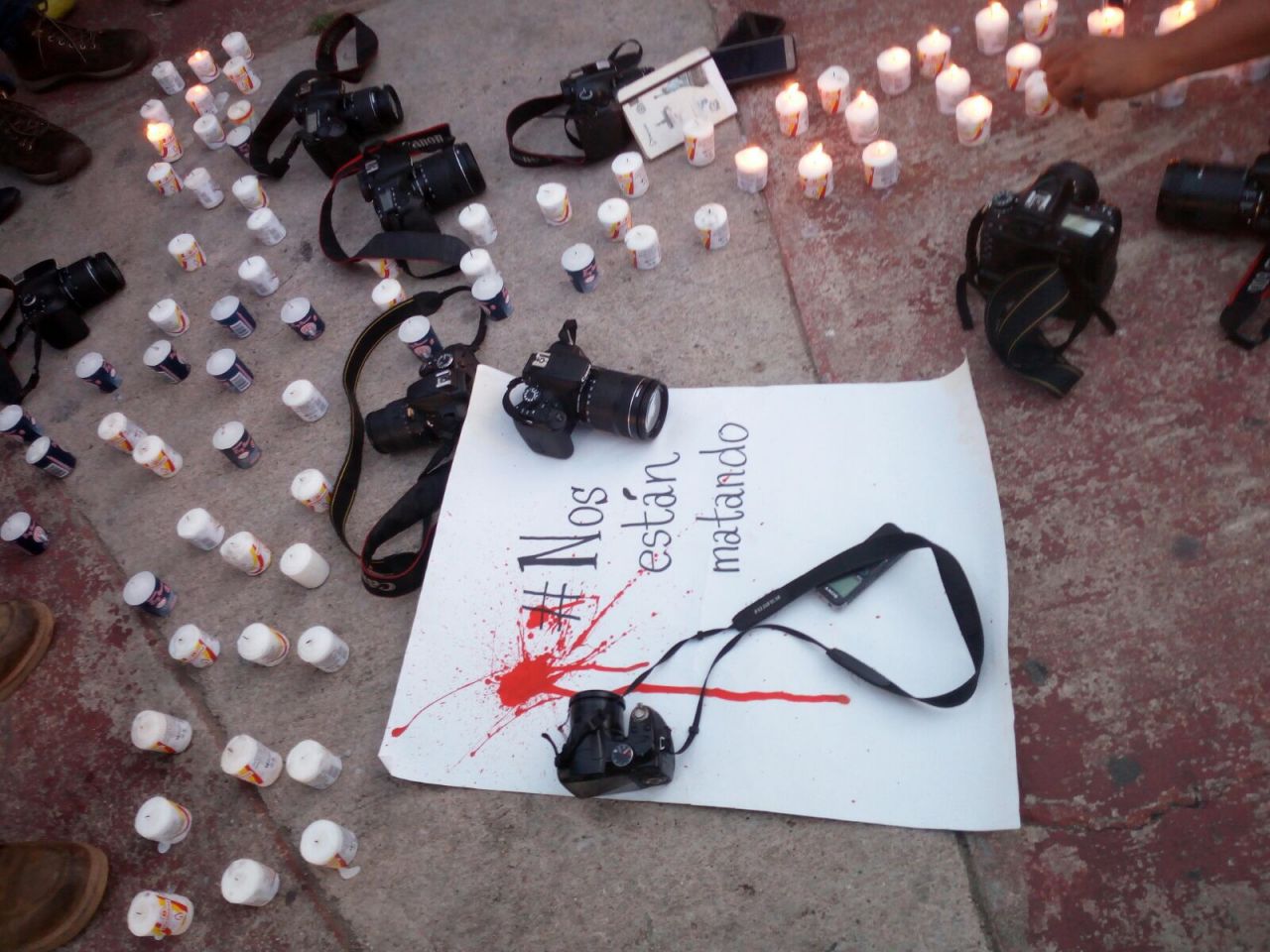 Se manifiestan periodistas en La Diana; piden el cese de las agresiones a los compañeros 