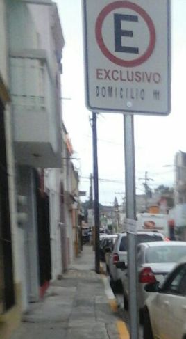Vecinos se quejan de estacionamiento exclusivo para una casa en la calle Veracruz