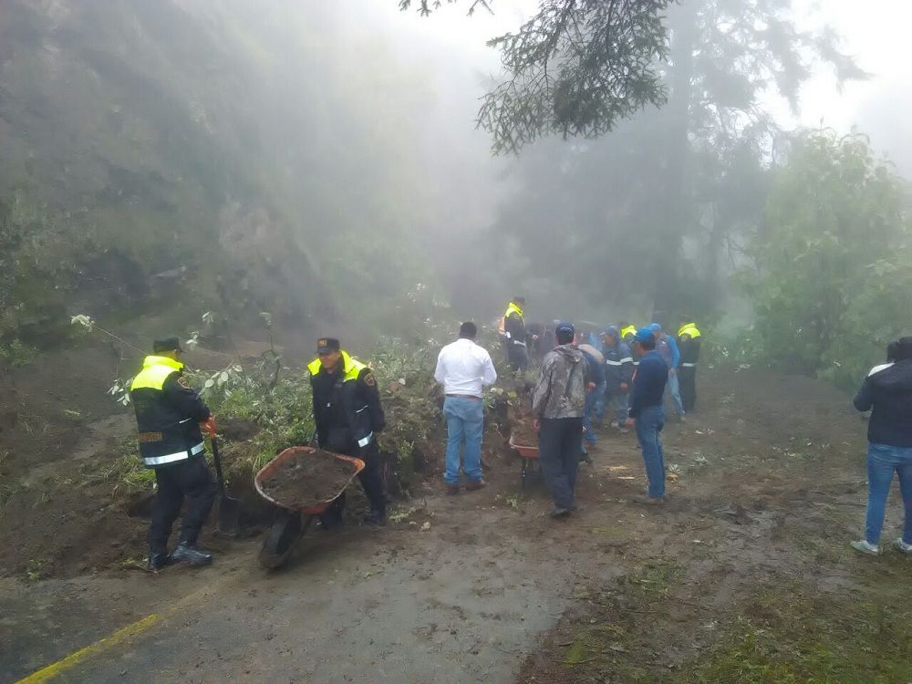 Se registra deslave en la Carretera Federal Amecameca- Tlamacas camino a Parque Izta-Popo- Zoquiapan

