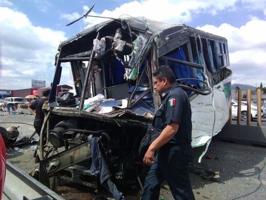 Deja 17 pasajeros lesionados choque de autobús en la México-puebla