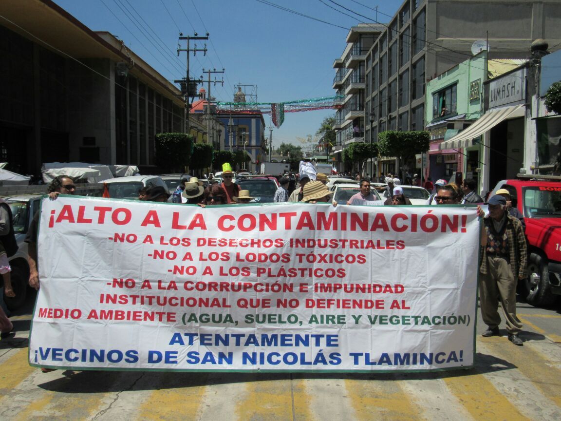 Pobladores de varias comunidades de Texcoco realizaron una marcha para exigir dejen de depositar los lodos ’tóxicos".