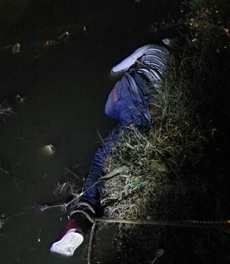 En Texcoco rescatan el cuerpo de un hombre entre las aguas negras