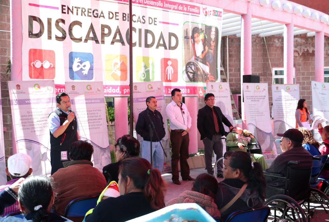 Chimalhuacán Entrega becas a personas con discapacidad
 