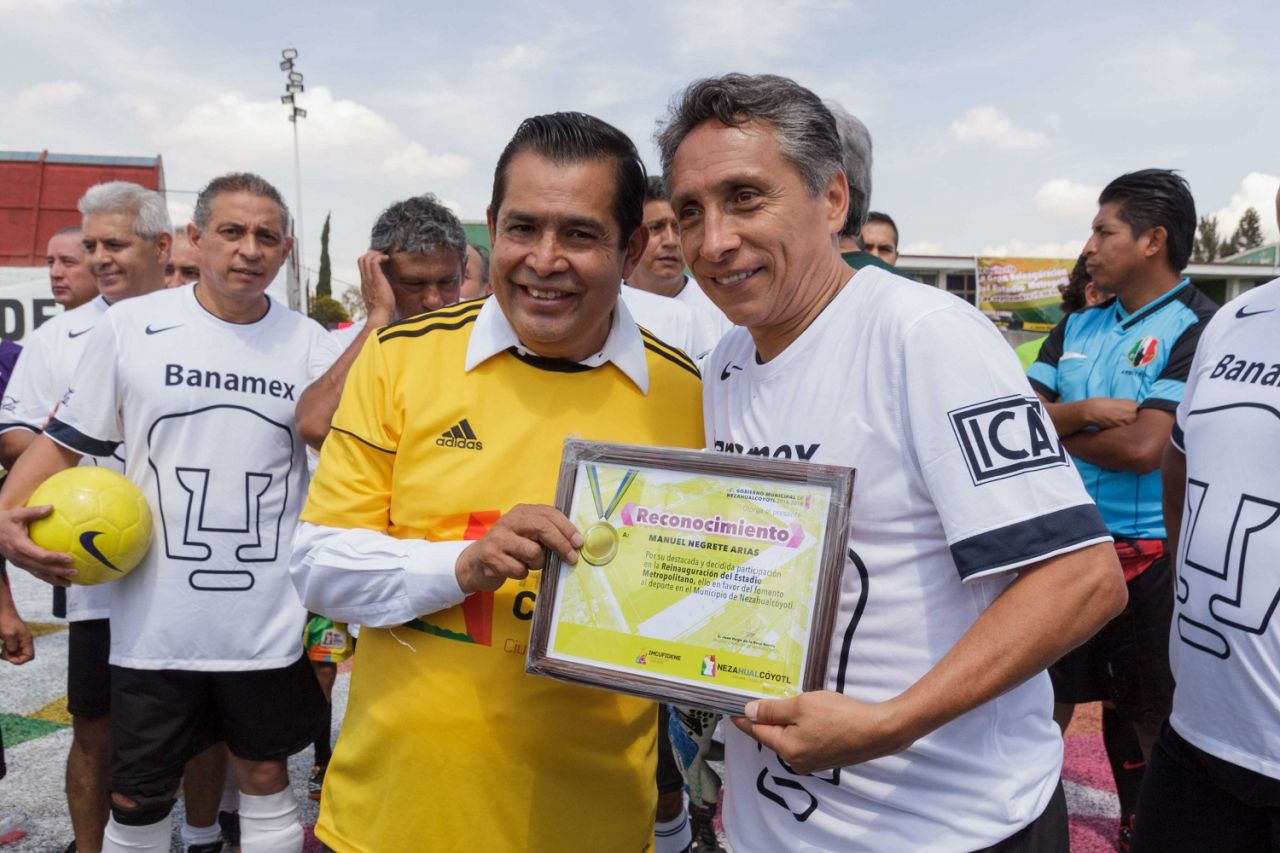 
Reinauguró alcalde  de Nezahualcóyotl  renovado Estadio Metropolitano  con juego de estrellas del fútbol